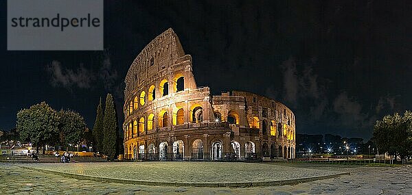 Ein Panoramabild des Kolosseums bei Nacht