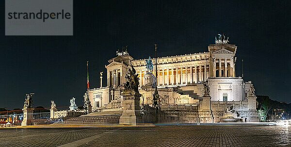 Ein Bild des Altars des Vaterlandes bei Nacht  gesehen von der Piazza Venezia