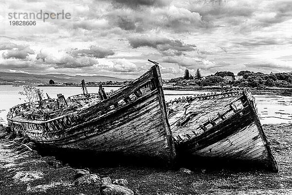 Schiffswracks in schwarzweiß Salens  Isle of Mull  Schottische Innere Hebriden  Schottland  UK