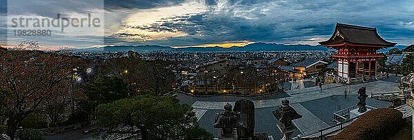 Ein Panoramabild des Sonnenuntergangs über Kyoto vom Kiyomizu dera Tempel aus