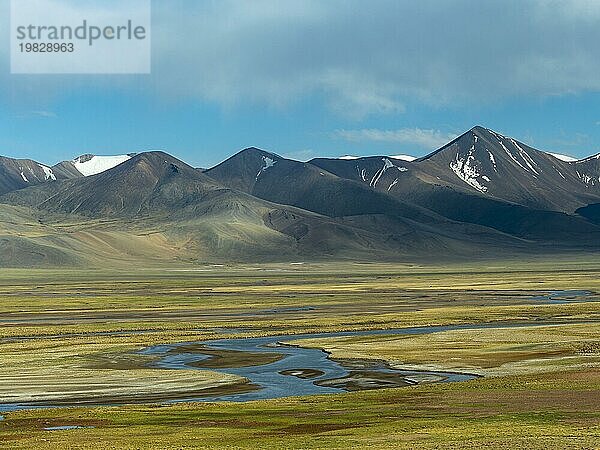 Berglandschaft und weite Ebene mit Fluss  Hochland von Tibet  China  Asien