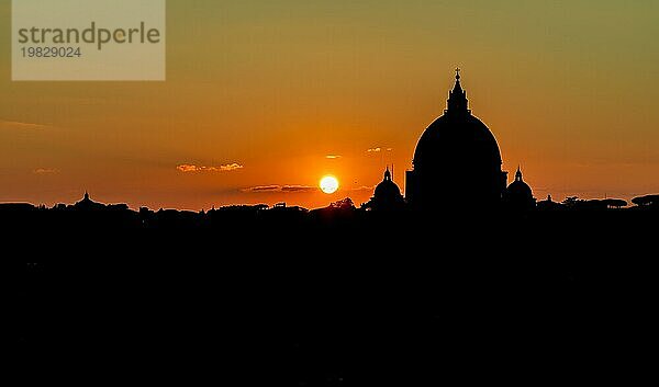 Ein Bild von der Silhouette des Petersdoms bei Sonnenuntergang