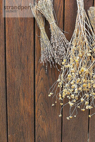 Bündel von getrockneten Kräutern auf einer alten braunen Holztür Hintergrund mit copyspace