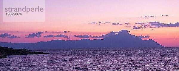 Silhouette des Berges Athos bei Sonnenaufgang oder Sonnenuntergang und Meerespanorama in Griechenland