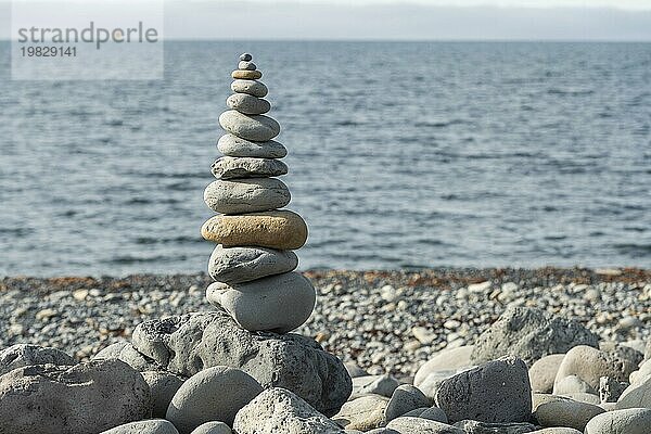 Konzept des Gleichgewichts und der Harmonie  Stapel von Steinen  Strand  Meer  Island  Europa