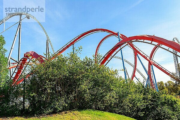 Dragon Khan und Shambhala Attraktionen in PortAventura ist ein Themenpark und ein Resort im Süden von Barcelona  in Salou  Tarragona. Er zieht jährlich rund 4 Millionen Besucher an und ist damit der meistbesuchte Themenpark in Spanien und der fünftgrößte in Europa