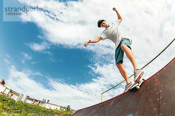 Junge macht einen Trick auf einer Rampe in einem Skatepark. Foto mit Platz für Copyspace