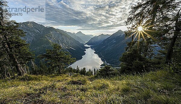 Ausblick auf den Plansee vom Schönjöchl bei Sonnenuntergang  Sonnenstern  Berge mit See  hinten Gipfel des Thaneller  Ammergauer Alpen  Bezirk Reutte  Tirol  Österreich  Europa