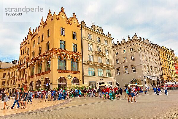 Krakau  Polen  18. Juni 2019: Menschen auf dem Hauptmarktplatz Rynek Glowny  Straßenansicht  Europa