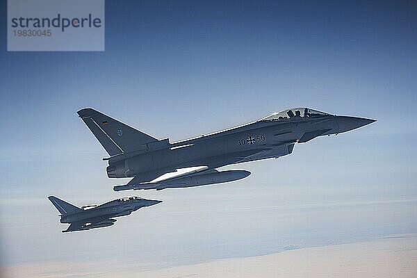 Zwei Eurofighter Mehrzweckkampfflugzeuge der Luftwaffe Bundeswehr  aufgenommen aus einem Airbus A400 Transportflugzeug bei der Übung Rapid Viking 2023. Insel Keflavik 03.08.2023