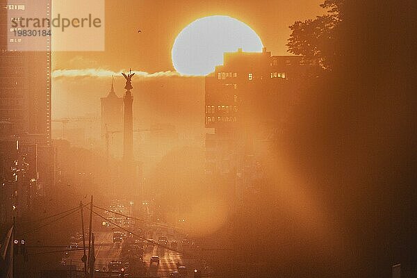 The pillar of victory looms in front of the rising sun in Berlin  14/09/2023