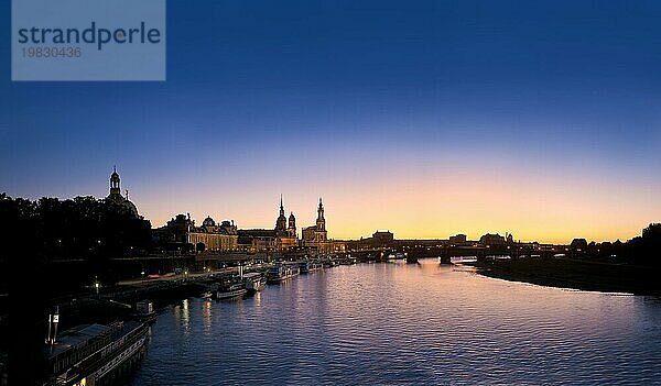 Dresden Silhouette  Blick von der carolabrücke auf die Dresdner Altstadt