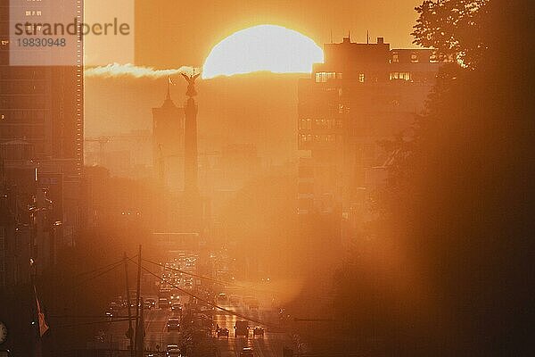 The pillar of victory looms in front of the rising sun in Berlin  14/09/2023