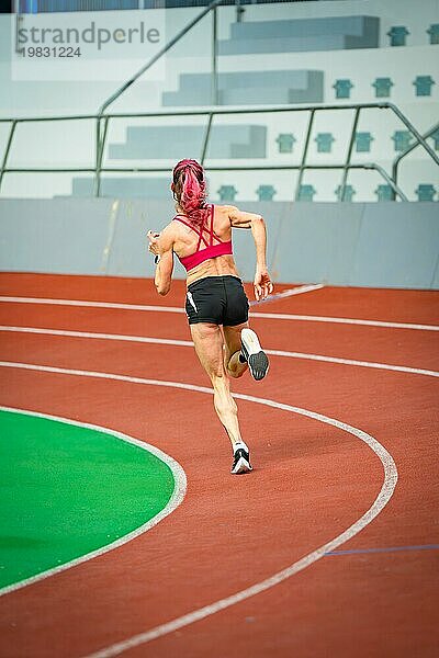 Athletin setzt zum Sprint an  mit Fokus und Schnelligkeit in einem modernen Stadion  Glaspalast  Sindelfingen