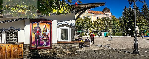 Razlog  Bulgarien  20. Oktober 2020: Downtown street square panoramic view with autumn trees and people panorama  Europa