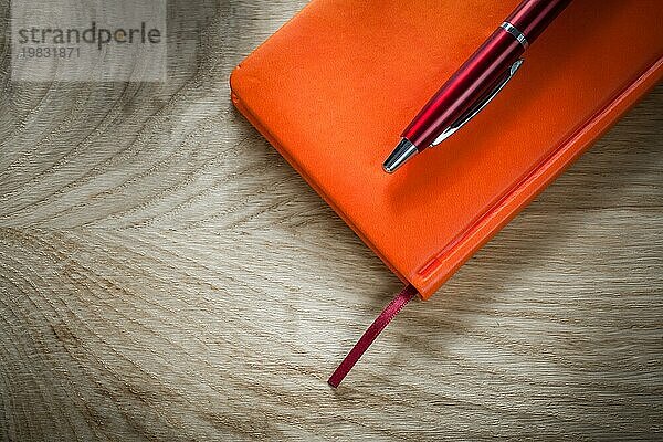 Orangefarbener Notizbuch Kugelschreiber Ansicht von oben