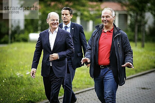 Olaf Scholz  Bundeskanzler  SPD  aufgenommen im Gespräch mit Mathias Stein  MdB  beim Besuch bei der Generaldirektion Wasserstrassen und Schifffahrt  Berufsbildungszentrum Kleinmachnow an der Kleinmachnower Schleuse in Kleinmachnow  08.08.2023