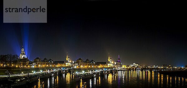 Dresden Silhouette Blick von der Carolabrücke auf die Altstadt. Zu den Gedenkfeierlichkeiten anlässlich des 70. Jahrestages der Zerstörung Dresdens strahlen an der Frauenkirche Scheinwerfer in den Nachthimmel