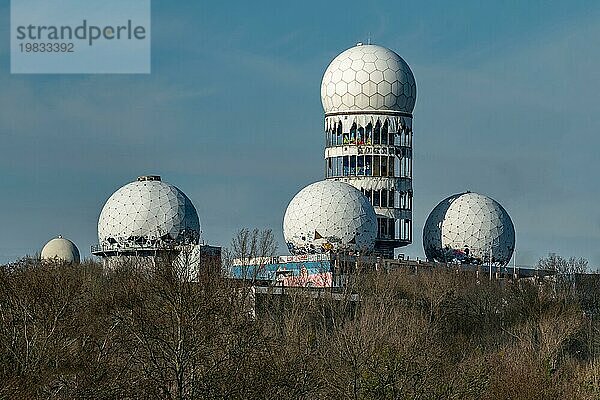 Grunewald  Berlin  Deutschland  18. März 2020: Blick auf den Teufelsberg mit der ehemaligen Messstation von Süden über die Sandgrube  Europa