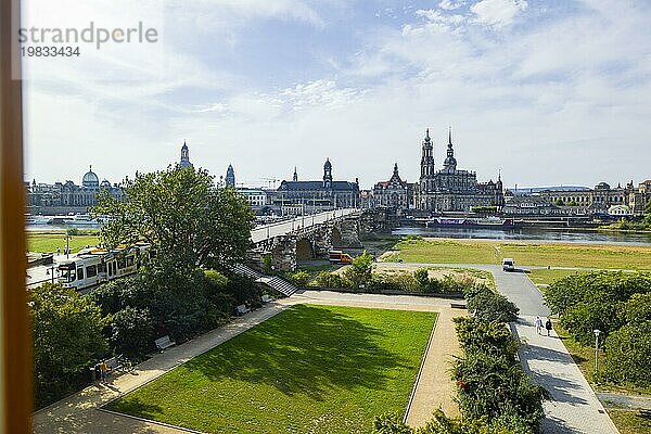 Blick aus dem Blockhaus auf die Silhouette Dresdens  auch Canalettoblick genannt  mit Frauenkirche  Hofkirche und Hausmannsturm