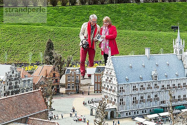 Menschen am Madurodam  Holland Park und Touristenattraktion in Den Haag  Den Haag  Niederlande  Europa