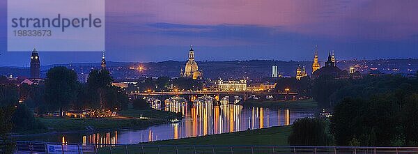 Dresden Silhouette  abendlicher Blick vom Waldschlösschen auf die Altstadt