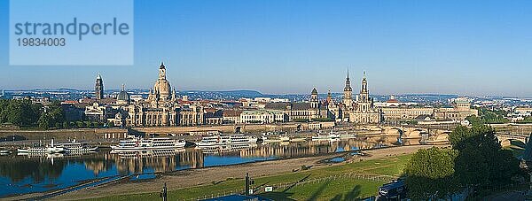 Dresden Silhouette Blick vom Neustätter Elbufer auf die Dresdner Altstadt