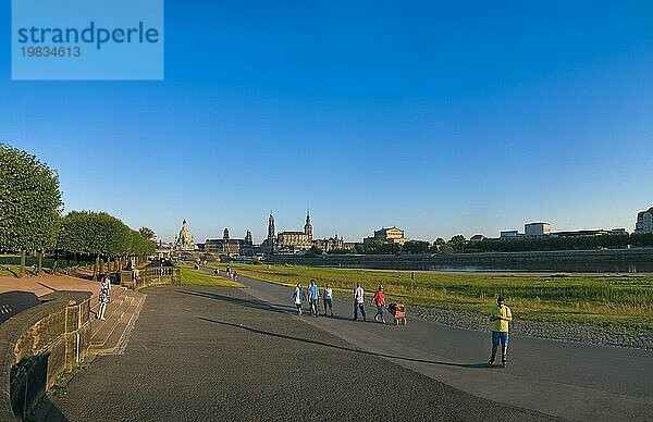 Dresden Silhouette Blick vom Neustätter Elbufer auf die Dresdner Altstadt