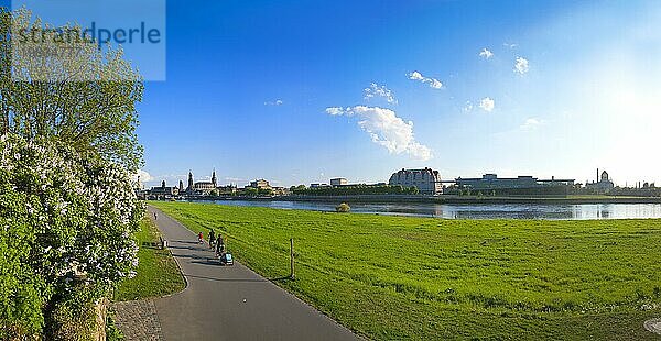 Dresden Silhouette Blick vom Neustätter Elbufer auf die Dresdner Altstadt