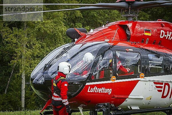 Windenrettungstraining des Rettungshubschraubers  Christoph 62  anlässlich des 50-jährigen Einsatzjubiläums der DRF Luftrettung. Dabei wird die Bergung verunfallter Personen im Elbsandsteingebirge trainiert