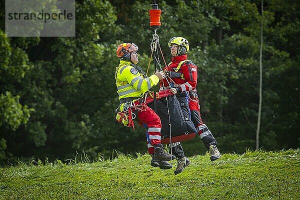 Windenrettungstraining des Rettungshubschraubers  Christoph 62  anlässlich des 50-jährigen Einsatzjubiläums der DRF Luftrettung. Dabei wird die Bergung verunfallter Personen im Elbsandsteingebirge trainiert