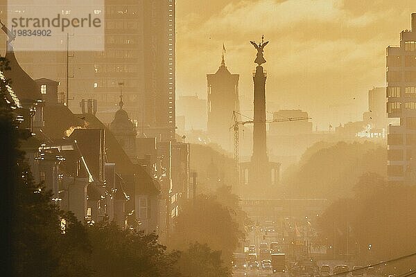 The pillar of victory looms in front of the rising sun in Berlin  14/09/2023