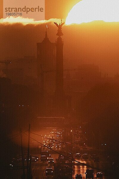 The pillar of victory looms in front of the rising sun in Berlin  14/09/2023