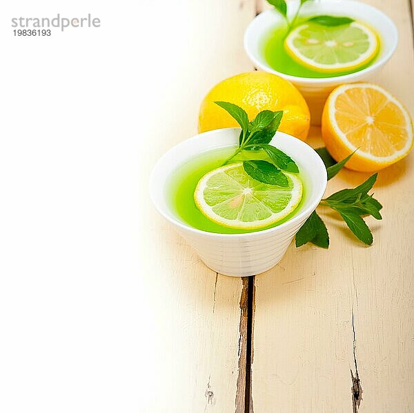Frischer und gesunder Pfefferminztee mit Zitrone