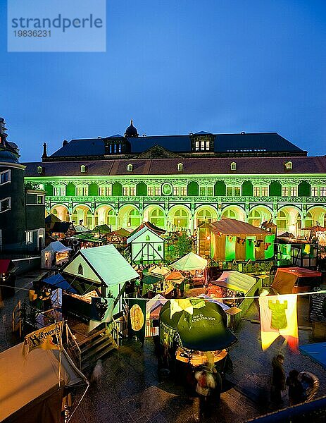 Der nostalgische Weihnachtsmarkt im Stallhof des Dresdner Residenzschlosses  bietet auch ruhige und romantische Momente im Weihnachtstrubel