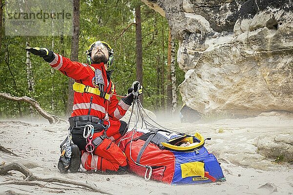 Windenrettungstraining des Rettungshubschraubers  Christoph 62  anlässlich des 50-jährigen Einsatzjubiläums der DRF Luftrettung. Dabei wird die Bergung verunfallter Personen im Elbsandsteingebirge trainiert