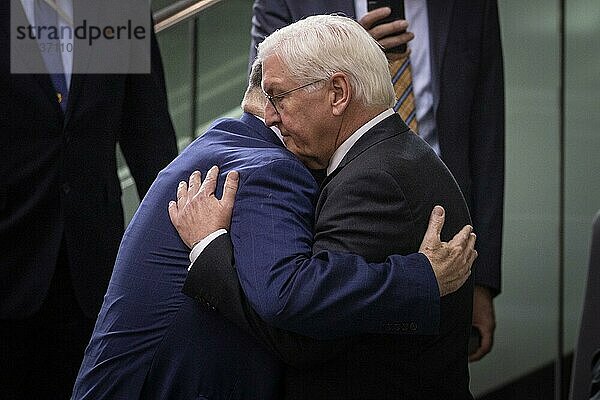 Bundespräsident Frank Walter Steinmeier empfängt Ron Prosor  Botschafter von Israel  im Bundestag in Berlin  11.10.2023