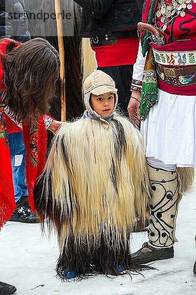 Razlog  Bulgarien  14. Januar 2017: Kind in traditionellem Karnevals Kuker Kostüm beim Kukeri Festival Starchevata  Europa