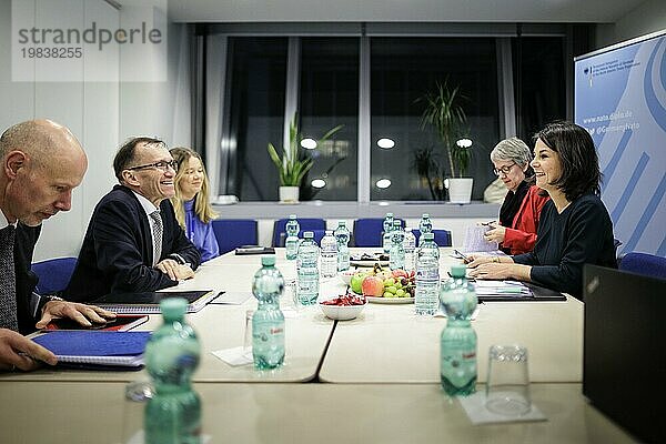 (R L) Annalena Bärbock  Bundesaussenministerin  trifft Espen Barth Eide  Minister für Auswärtige Angelegenheiten des Königreichs Norwegen  zum Gespräch am Rande eines Treffens der NATO Aussenministerinnen und Außenminister in Brüssel  28.11.2023