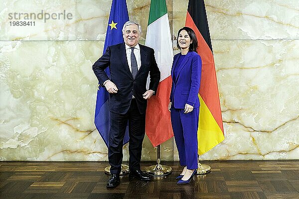 (R L) Annalena Bärbock  Bundesaussenministerin  trifft Antonio Tajani  Außenminister von Italien  zum Gespräch im Auswärtigen Amt in Berlin  22.11.2023