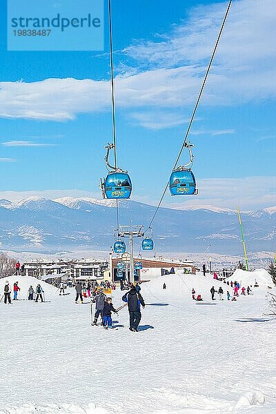 Bansko  Bulgarien  13. Januar 2017: Winter Skiort Bansko  Skipiste  Menschen Skifahren und Berge Blick  Europa