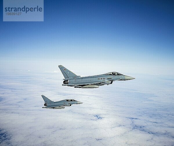 Zwei Eurofighter Mehrzweckkampfflugzeuge der Luftwaffe Bundeswehr  aufgenommen aus einem Airbus A400 Transportflugzeug bei der Übung Rapid Viking 2023. Insel Keflavik 03.08.2023