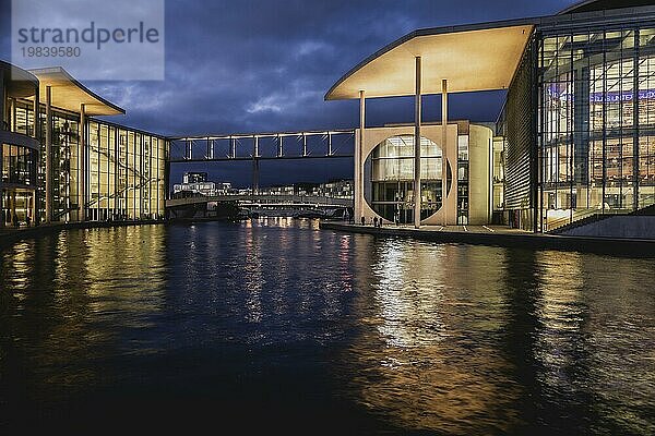 Das Elisabeth Lüders Haus und das Paul Löbe Haus zeichnen sich ab bei blaür Stunde in Berlin  15.11.2023