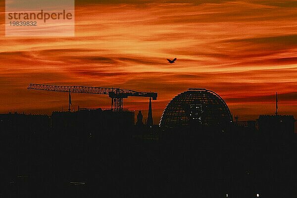 Die Silhouette der Reichstagskuppel zeichnet sich ab vor der Abenddämmerung in Berlin  04.09.2023