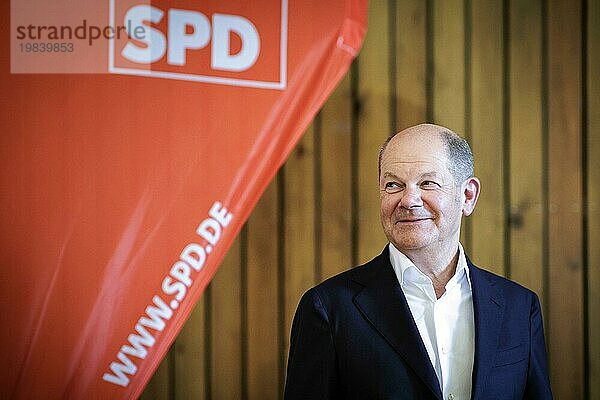 Olaf Scholz  Bundeskanzler  SPD  aufgenommen am Rande eines Besuchs im WK von Mathias Papendieck  MdB  SPD (hier nicht im Bild) . Hier im Gespräch mit Feuerwehr THW und Ehrenamt in Beeskow  08.08.2023