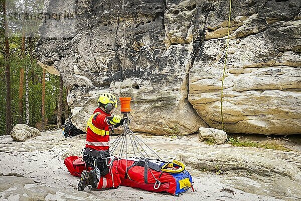 Windenrettungstraining des Rettungshubschraubers  Christoph 62  anlässlich des 50-jährigen Einsatzjubiläums der DRF Luftrettung. Dabei wird die Bergung verunfallter Personen im Elbsandsteingebirge trainiert