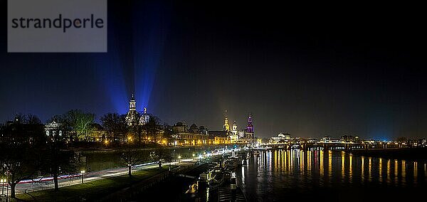 Dresden Silhouette Blick von der Carolabrücke auf die Altstadt. Zu den Gedenkfeierlichkeiten anlässlich des 70. Jahrestages der Zerstörung Dresdens strahlen an der Frauenkirche Scheinwerfer in den Nachthimmel