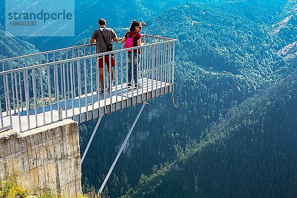 Menschen fotografieren am Panorama Aussichtspunkt Eagle Eye  Orlovo Oko in den Rhodopen oder Rodopi Gebirge  Rhodopen  Bulgarien  Europa