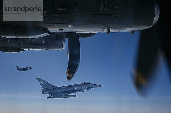 Zwei Eurofighter Mehrzweckkampfflugzeuge der Luftwaffe Bundeswehr  aufgenommen aus einem Airbus A400 Transportflugzeug bei der Übung Rapid Viking 2023. Insel Keflavik 03.08.2023