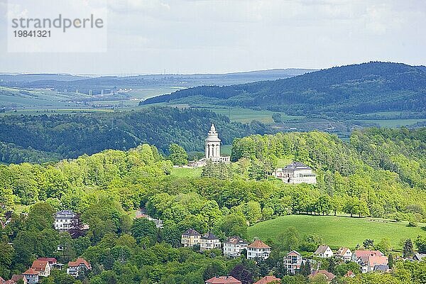 Das Burschenschaftsdenkmal im Süden Eisenachs auf der Göpelskuppe ist das Kriegerdenkmal für die 87 im Deutsch-Französischen Krieg 1870 71 gefallenen Burschenschafter. Es wurde 1902 zugleich als Nationaldenkmal der Deutschen Burschenschaft zur Erinnerung an die Deutsche Reichsgründung